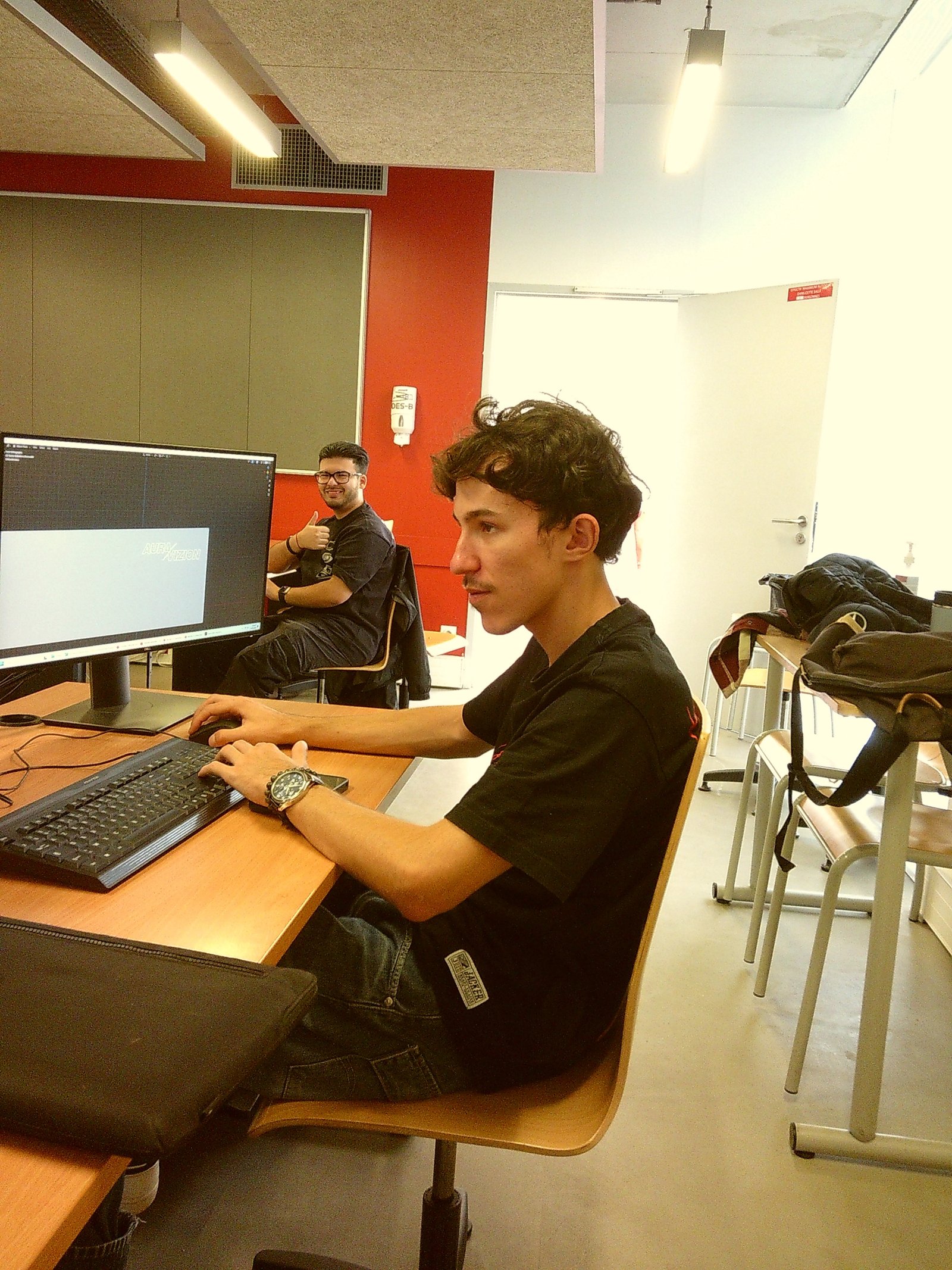 Joris BOUSSIGNE en train de travailler sur un poste de montage